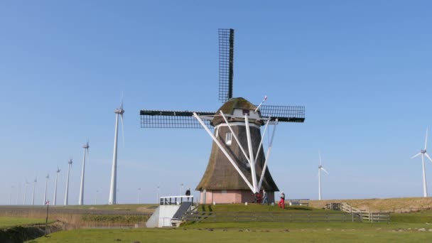 Eemshaven, Niederlande - februar 2016: drei männer drehen die kopf historische windmühle von hand — Stockvideo