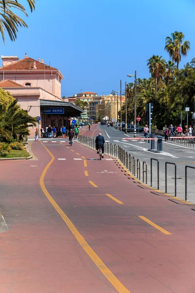 San Remo, Italië - 29 April 2016: Mensen paardrijden cicycle pad — Stockfoto