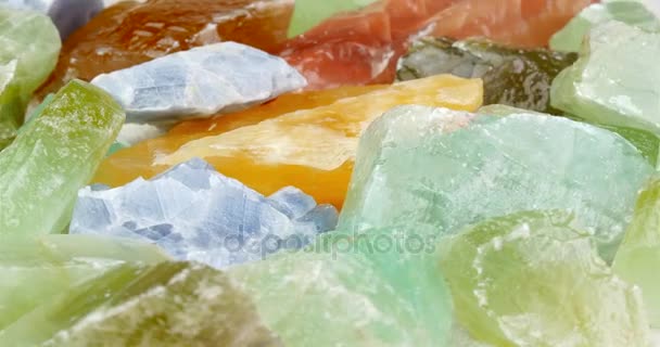 Diversi colori calcite ruotando da vicino — Video Stock