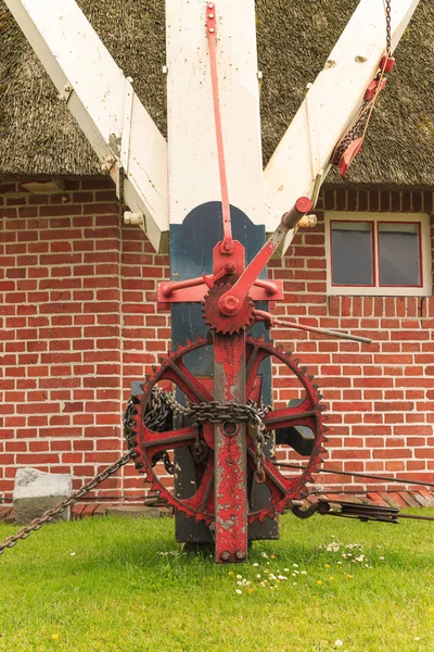 Maquinaria con engranaje para rotar la cabeza del molino de viento histórico —  Fotos de Stock