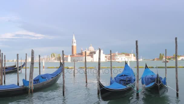 Empty gondola in Venice on waves — Stock Video