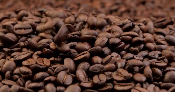 Granos de café tostados cayendo en un montón — Vídeos de Stock