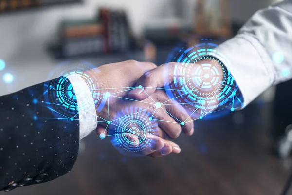 Két ember kézfogása és high-tech rajz hologram. A partnerség és az innováció fogalma. — Stock Fotó