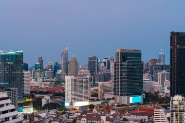 Gün batımında Bangkok 'un çatıdan manzaralı havası. Tayland 'ın en büyük şehrinin panoramik gündoğumu silueti. Metropolis kavramı.
