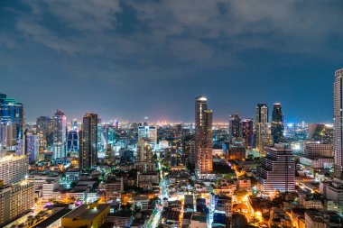 Gece vakti çatıdan resimli bir Bangkok manzarası. Başkent Tayland 'ın panoramik gece silueti. Metropolis kavramı.