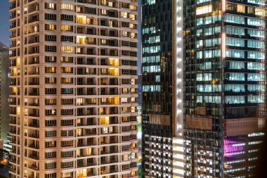 Gece vakti çatıdan resimli bir Bangkok manzarası. Başkent Tayland 'ın panoramik gece silueti. Metropolis kavramı.