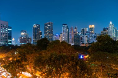 Gece vakti çatıdan resimli bir Bangkok manzarası. Başkent Tayland 'ın panoramik gece silueti. Metropolis kavramı.