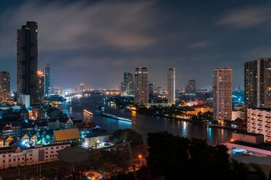 Bangkok 'un gece manzarası. Tayland 'ın en büyük kasabasında sakin bir gece..