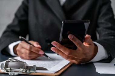 Afrikalı kadın elleri telefon ve sözleşmeyle