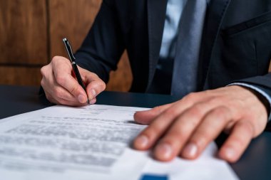 Emlak acentesinde ipotek sözleşmesini imzalayan bir komisyoncu. Yükümlülükleri almak için hukuki güce girme kavramı.
