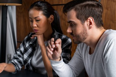 Baş döndürücü internet projesinde birlikte çalışan iki yakışıklı genç, takım çalışması ve başarı kavramı..