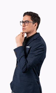 Gözlüklü, düşünceli, olgun bir adamın portresi beyaz bir arka planda başarının hayalini kuruyor. İzole edilmiş. Resmi giysi.