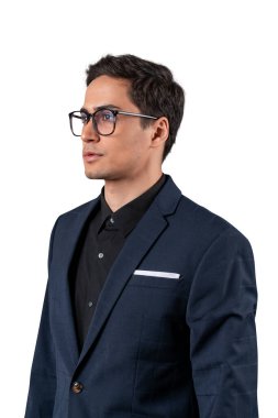 Gözlüklü bir işadamı beyaz arka planda izole edilmiş gelecek perspektiflerine bakıyor..