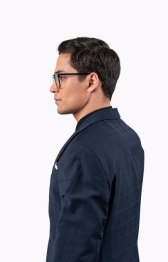 Gözlüklü bir işadamı beyaz arka planda izole edilmiş gelecek perspektiflerine bakıyor..