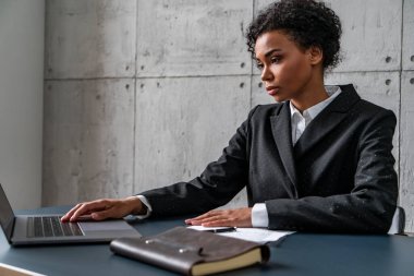 Ofiste dizüstü bilgisayar kullanan Afrikalı bir iş kadını