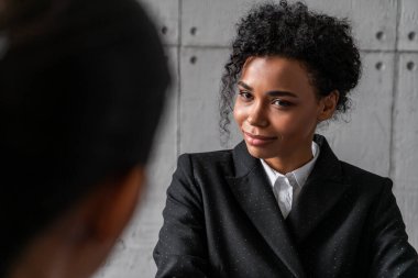 İş görüşmesinde gülümseyen Afrikalı İK yöneticisi