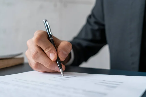 Close-up van de man in pak ondertekening document — Stockfoto