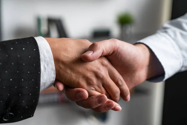 Twee zakenpartners schudden elkaar de hand — Stockfoto