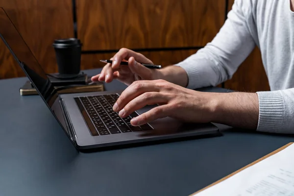 Egy férfi, aki laptopon gépeli a szerződést. A felelősség vállalására vonatkozó jogi hatáskör gyakorlásának fogalma. Alkalmi viselet. — Stock Fotó