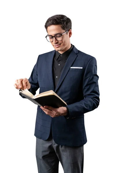 Ein gutaussehender Mann mit Brille liest Buch. Isoliert — Stockfoto