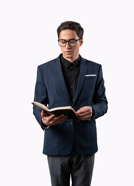 Ein gutaussehender Mann mit Brille liest Buch. Isoliert — Stockfoto
