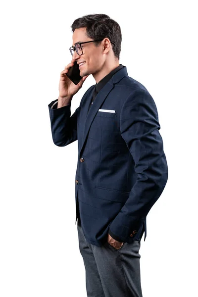 Städtischer Geschäftsmann im Gespräch mit dem Smartphone. Formeller junger Geschäftsmann im Anzug. Isoliert. — Stockfoto