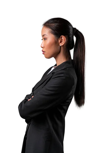 Confiant asiatique femme en costume noir, isolé sur blanc . — Photo