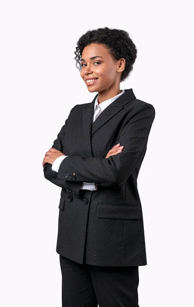 Femme d'affaires afro-américaine confiante souriante et regardant vers l'avenir en costume noir, isolée sur blanc . — Photo