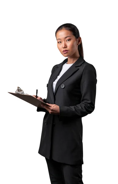 Hübsche junge asiatische schöne Frau steht, schreibt, macht sich Notizen, hält Notizbuch-Organizer in der Hand und denkt, dass sie sich auf die Abschlussprüfung auf weißem Hintergrund vorbereitet — Stockfoto