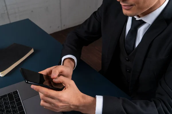 Geschäftsmann mit Smartphone am Bürotisch — Stockfoto