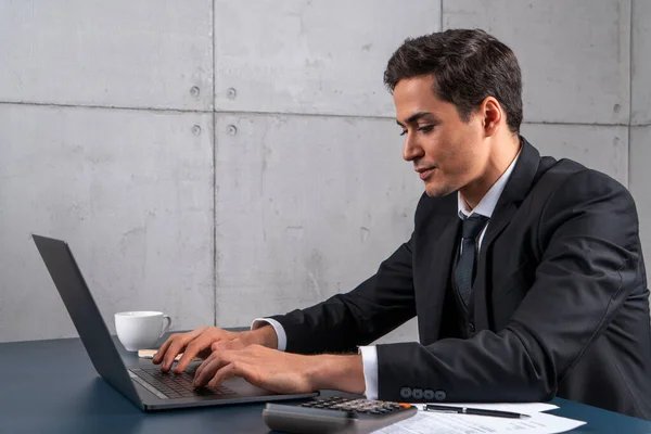 Seriöser Jungunternehmer tippt im Büro — Stockfoto