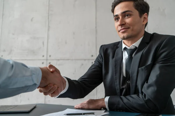 Jeune homme confiant serrant la main au bureau — Photo