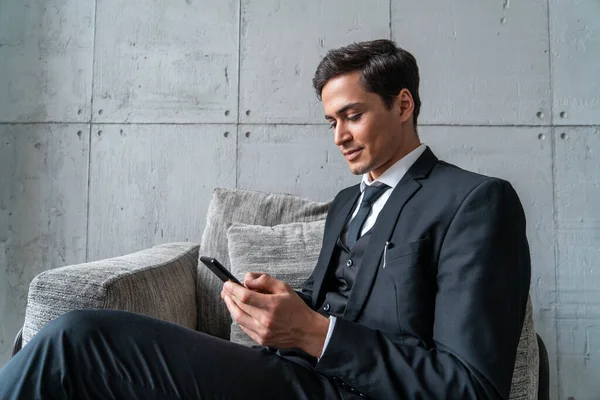 Seitenansicht des Geschäftsmannes mit Telefon im Sessel — Stockfoto