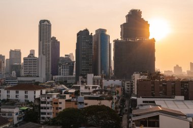 Büyük bir şehirde gün batımı. Gün bitimi kavramı.