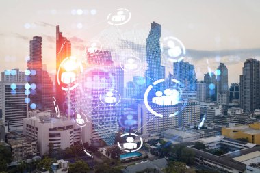 Bangkok şehrinin günbatımına ve sosyal ağ hologramına çoklu maruz kalma. Medya ağı kavramı.