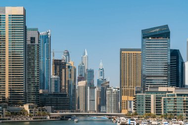 BAE 'deki Dubai gökdelenlerinin panoramik görüntüsü. Dubai Marina, Dubai 'de denize yakın prestijli bir yerleşim yeri. Finansal başarı ve lüks yaşam tarzı kavramı.