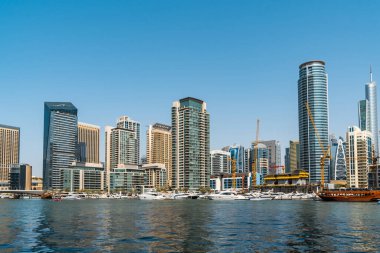 BAE 'deki Dubai gökdelenlerinin panoramik görüntüsü. Dubai Marina, Dubai 'de denize yakın prestijli bir yerleşim yeri. Finansal başarı ve lüks yaşam tarzı kavramı.