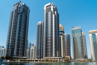BAE 'deki Dubai gökdelenlerinin panoramik görüntüsü. Dubai Marina, Dubai 'de denize yakın prestijli bir yerleşim yeri. Finansal başarı ve lüks yaşam tarzı kavramı.