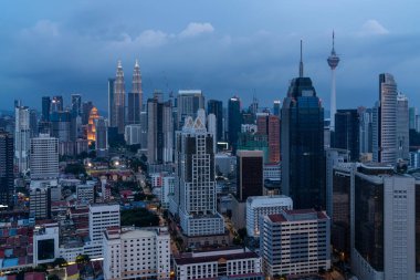 Gece vakti Kuala Lumpur 'un panoramik görüntüsü. Malezya 'nın başkenti. Aydınlatma, çağdaş binaların dış yüzeyini camla aydınlatıyor.