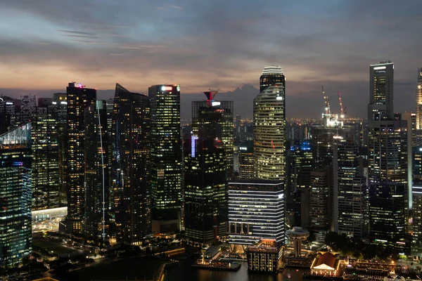 日没時のシンガポール市内の美しいパノラマビュー。アジア地域の金融・貿易センターのハブ。成功の概念。ハイテク世界の近代的な建物. — ストック写真