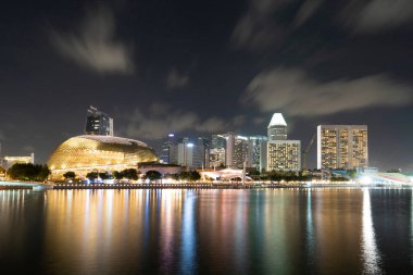 Singapur 'un gece manzaralı panoramik manzarası. Asya bölgesindeki finans ve ticaret merkezi. Başarı kavramı. Yüksek teknoloji dünyasındaki modern binalar.