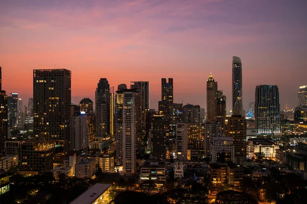 日落时的曼谷天际线全景.泰国首都的现代城市中心。玻璃外墙的当代建筑. — 图库照片