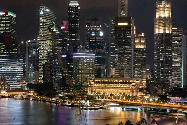 Malerischer Blick auf die Stadt Singapur bei Nacht. Finanz- und Handelszentrum im asiatischen Raum. Erfolgskonzept. Moderne Gebäude in der Hightech-Welt. — Stockfoto