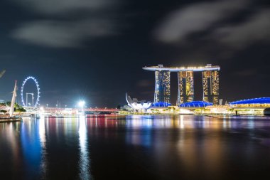 Singapur 'un gece manzaralı panoramik manzarası. Asya bölgesindeki finans ve ticaret merkezi. Başarı kavramı. Yüksek teknoloji dünyasındaki modern binalar.