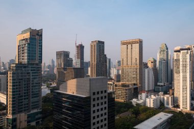 Gün batımında Bangkok ufuk çizgisinin panoramik görüntüsü. Tayland 'ın modern şehir merkezi. Çağdaş binaların dış yüzeyi camdan..