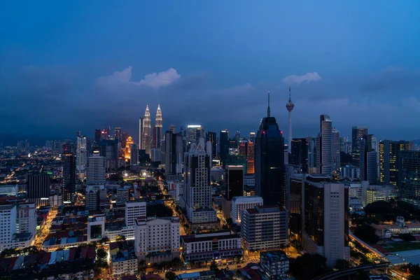 Vue panoramique sur Kuala Lumpur skyline la nuit. Centre ville de la capitale de la Malaisie. Illumination lumières bâtiments contemporains extérieurs avec verre . — Photo