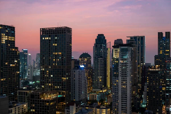 Panoramic view of Bangkok skyline at sunset. Modern city center of capital of Thailand. Contemporary buildings exterior with glass. — Stock Photo, Image