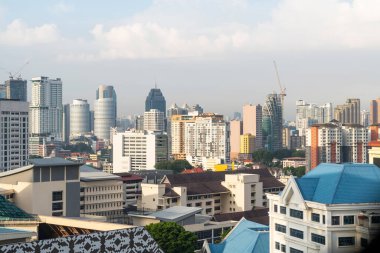Gündüz vakti Kuala Lumpur 'un panoramik görüntüsü. Malezya 'nın başkenti. Çağdaş binaların dış yüzeyi camdan..