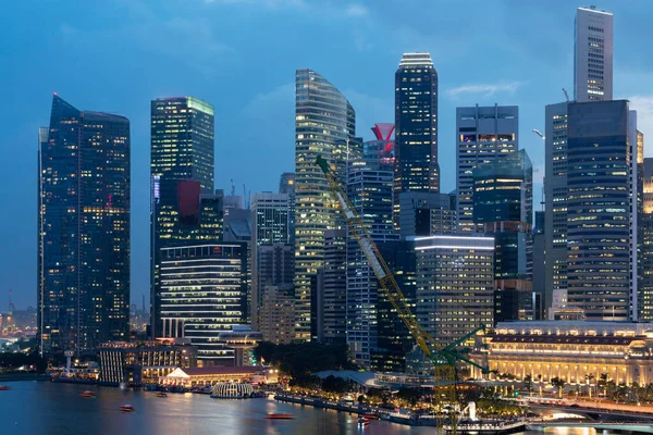 Pittoresk panoramisch uitzicht op Singapore stad bij zonsondergang. Financiële en trading center hub in Azië regio. Het concept van succes. Moderne gebouwen in de high-tech wereld. — Stockfoto