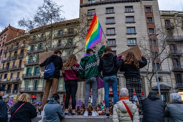 Gey Bayrağı Taşıyan Bir Grup Kız Erkek Bir Gösteride — Stok fotoğraf
